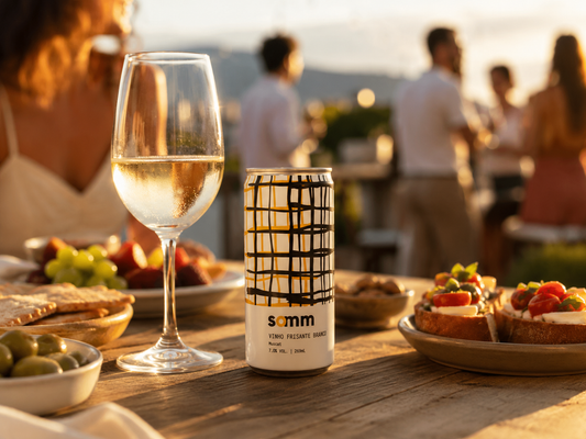 Por que alguns vinhos têm bolhas e outros não? Entenda a diferença entre frisante e espumante