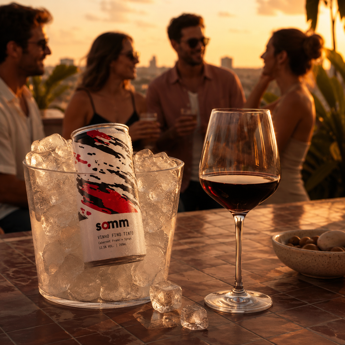 Colocar gelo no vinho é errado? Entenda quando isso faz sentido