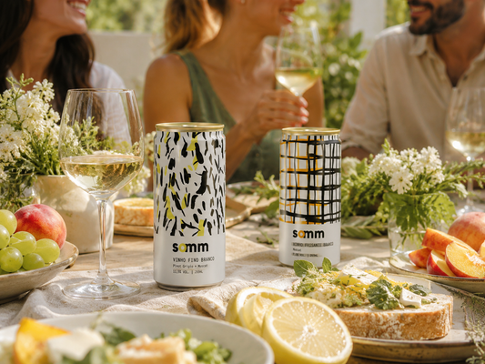 Por que alguns vinhos parecem mais aromáticos que outros? Entenda o papel da uva e da produção
